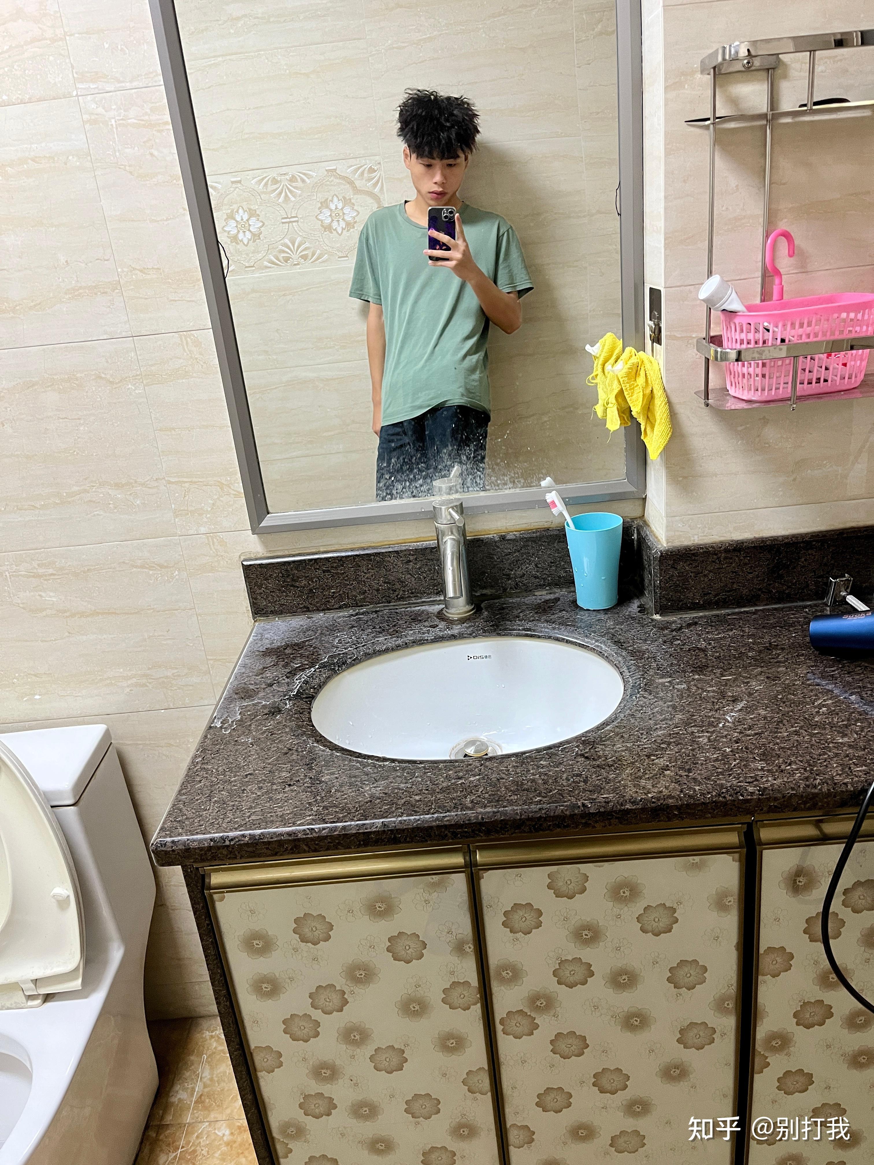 为什么照镜子觉着自己还行,打开前置摄像头看自己丑不忍睹? - 知乎