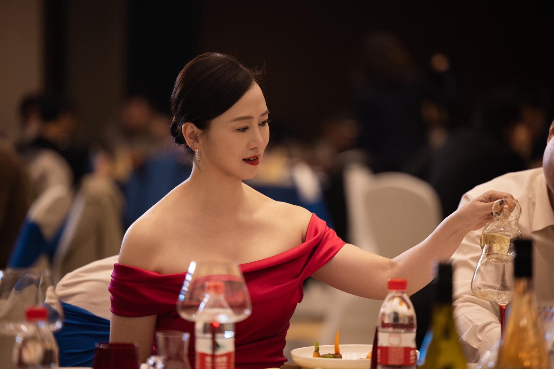 "绯虹不可"翁虹代言葡萄酒新品发布会启动仪式在苏州举行