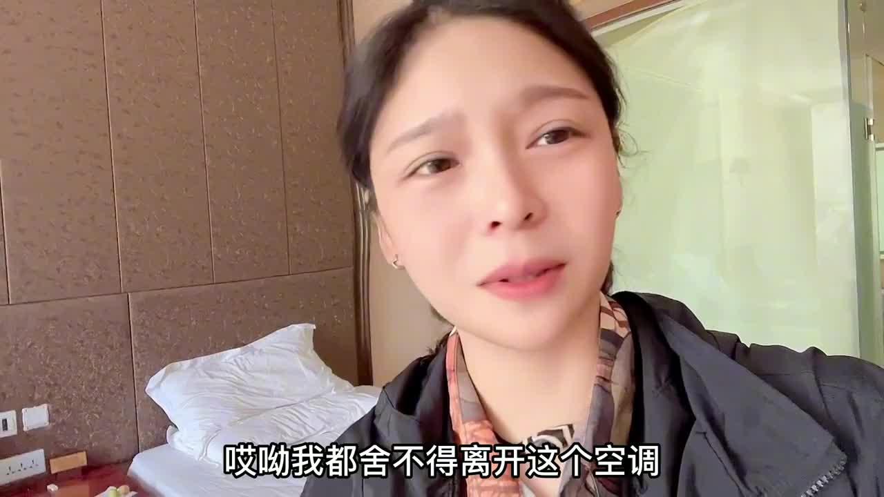 顶着40度高温骑行沙漠公路女骑士热的难受从王温暖身上找安慰
