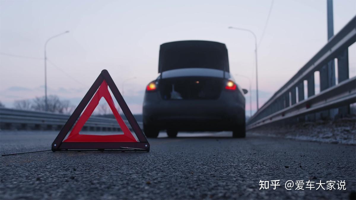跑高速遇到暴雨,开双闪是很傻的行为吗?