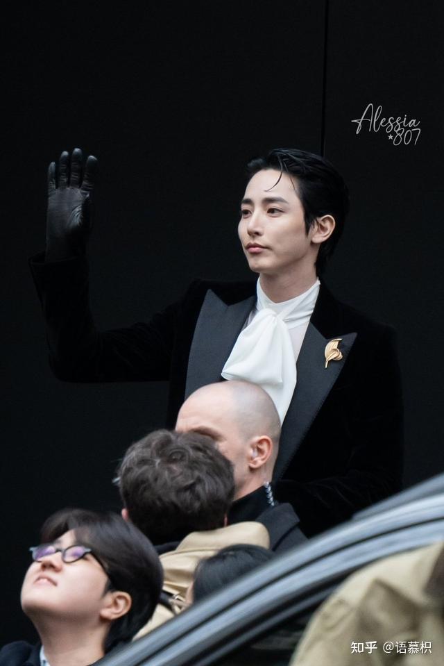 李洙赫出席哪个红毯的造型最令人眼前一亮? - 知乎