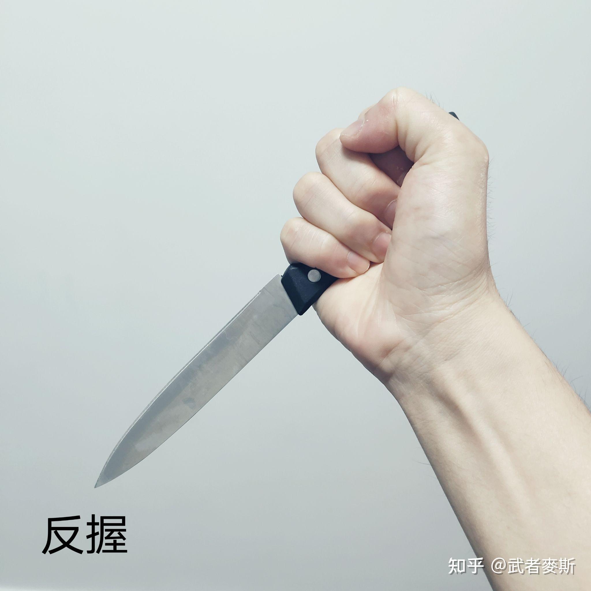 格斗场景中匕首为什么要刀刃朝着小指一侧握?