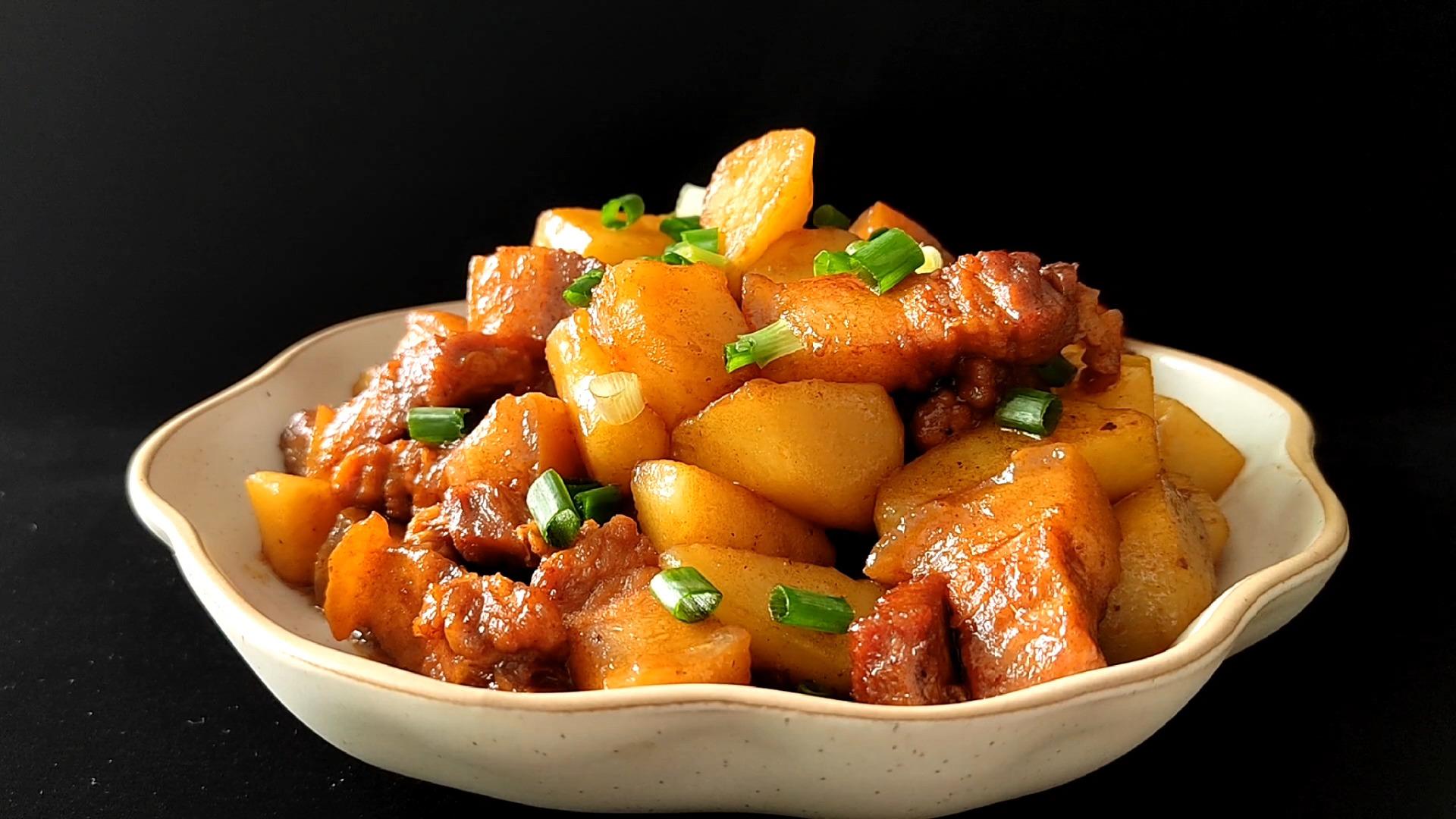 红烧肉炖土豆的简单做法?