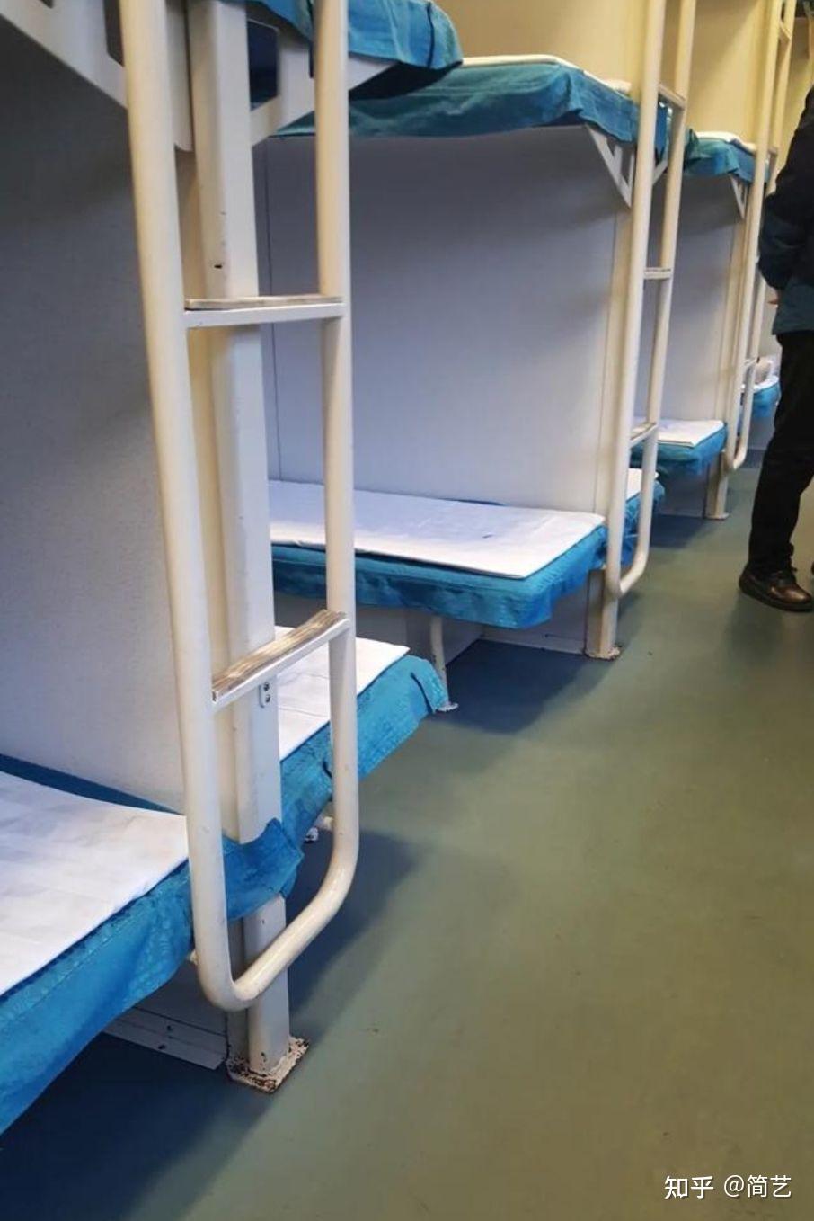 火车的上铺为什么那么矮下铺又那么高