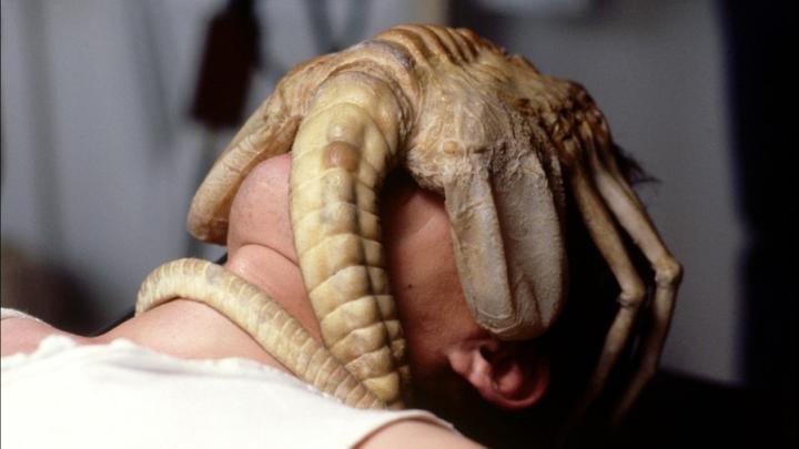 人类无意间被外星生物寄生,居然孵化出恐怖的杀人怪物《异形1》