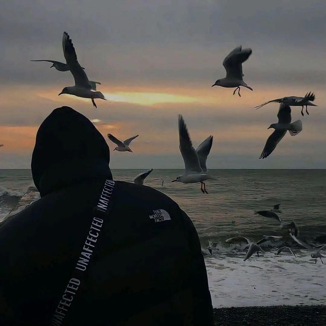 有哪些男士的背影图片可以当头像的?黑色的,冷酷的那种?