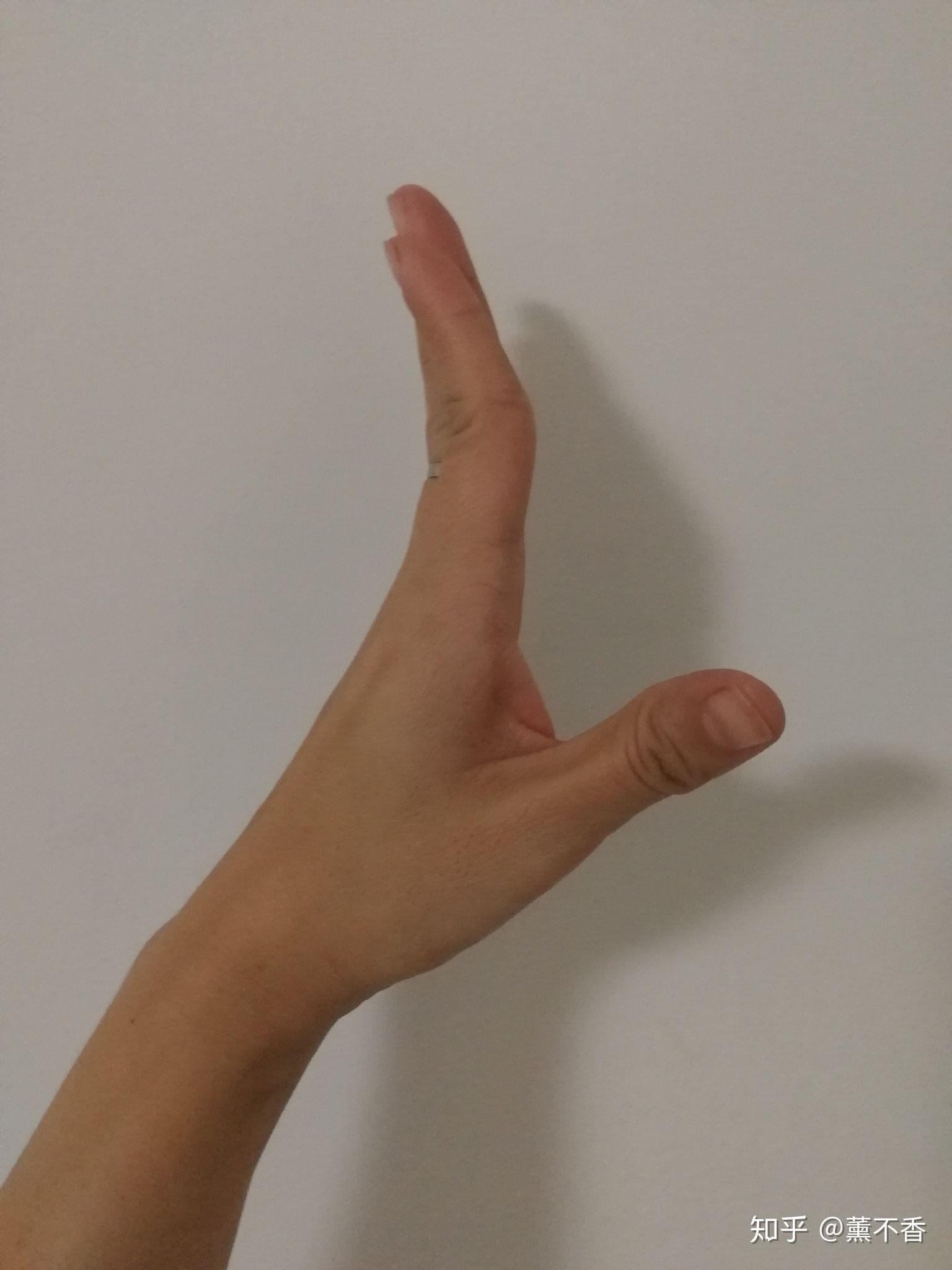 怎么样才能使手指翘起来跳民族舞傣族舞手指不翘太难看了手很直手骨头