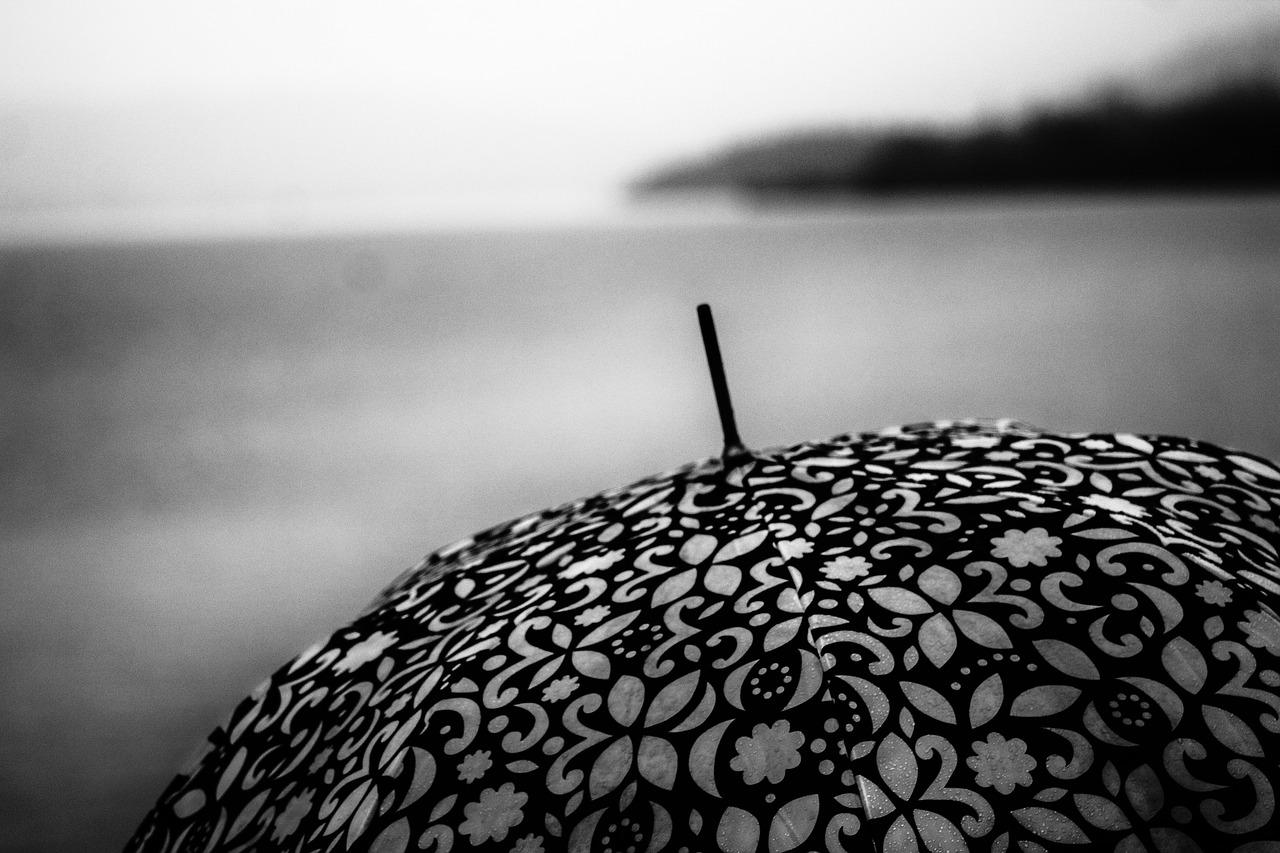 雨中伞影,母爱温暖