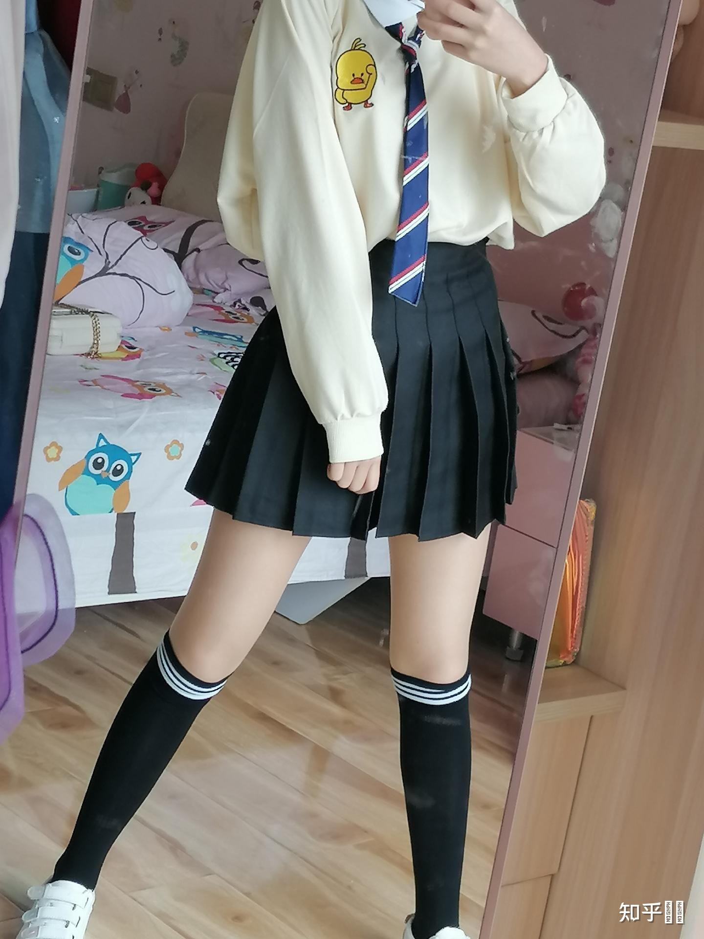 女生在校园穿着jk短裙时会搭配黑色丝袜嘛