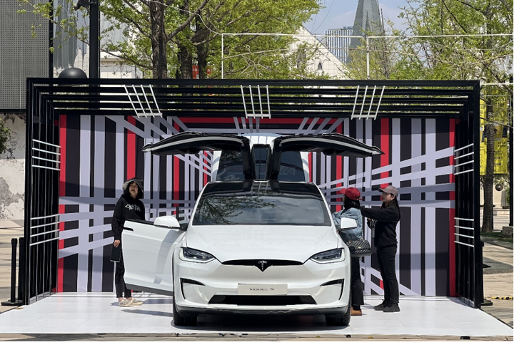 特斯拉model x plaid空降春城,人形機器人驚喜登場