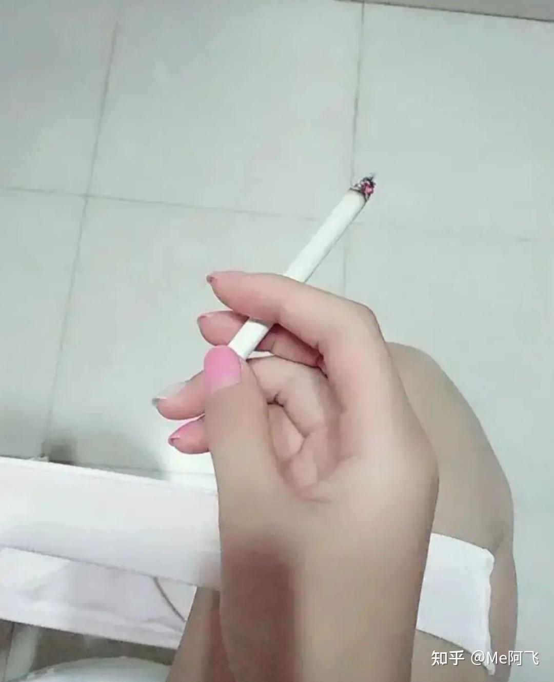 为什么我看到女生抽烟然后还有用手弹烟时的动作最后把烟蒂扔到水杯就