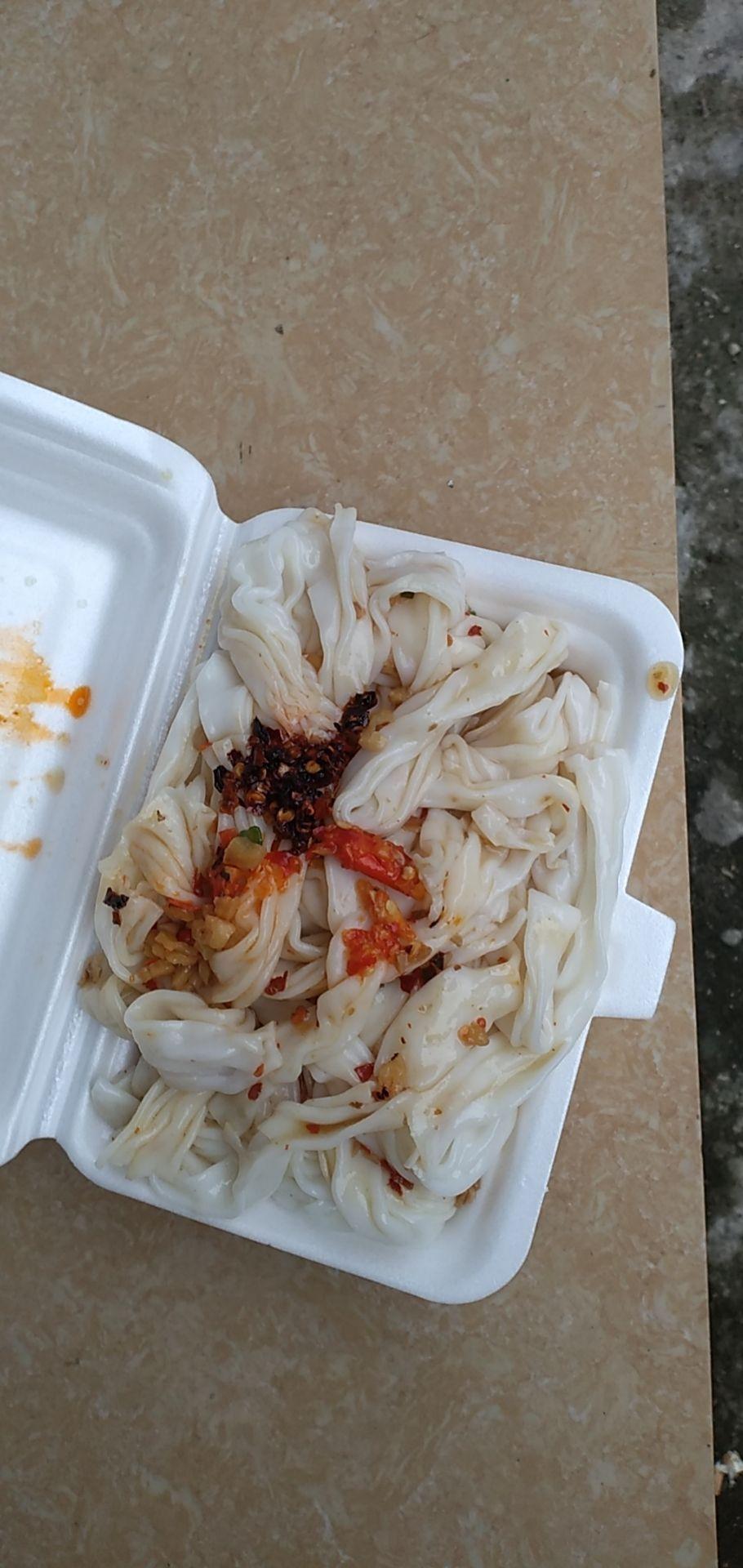 深圳路边摊早餐装在泡沫箱子里的肠粉叫是什么肠粉