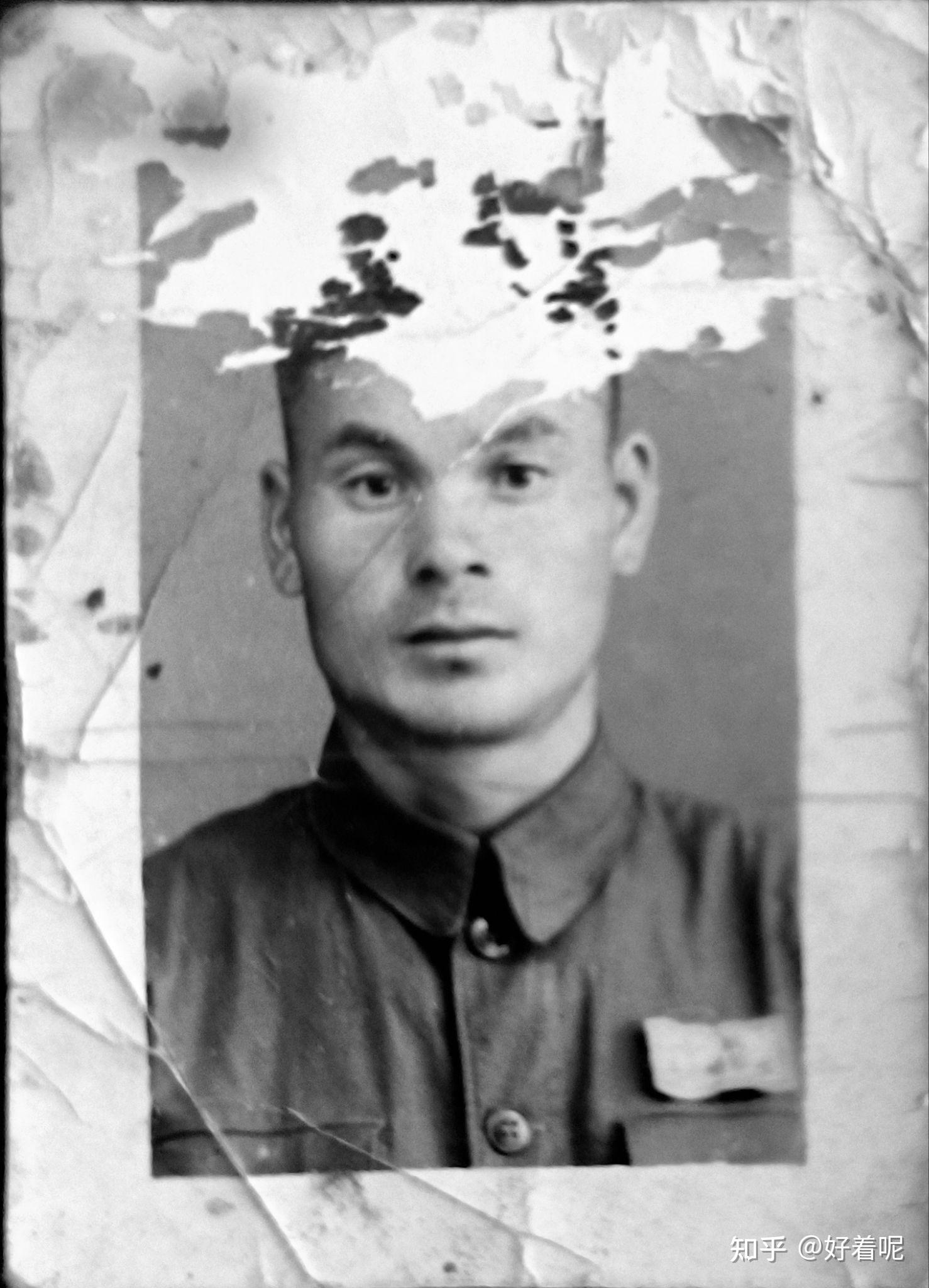 为什么管虎敢背手向烈士鞠躬