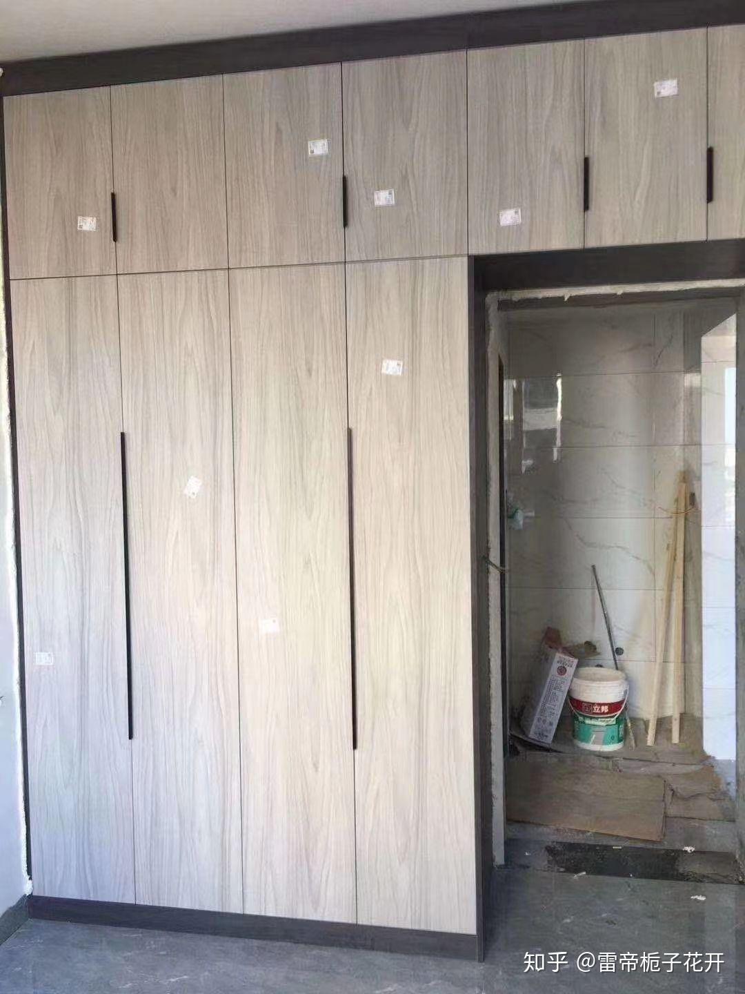 灰色木纹瓷砖配搭什么颜色衣柜比较好