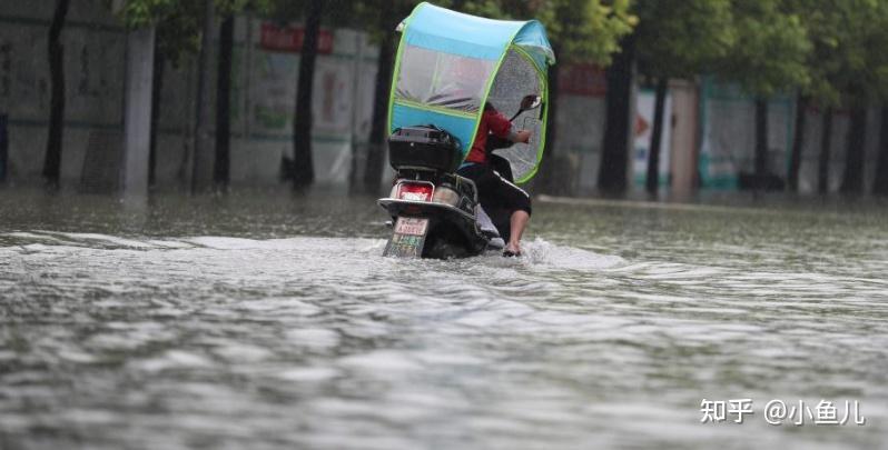 橡膠大雨鞋已經基本淘汰了下雨天出門穿什麼能不能穿皮鞋