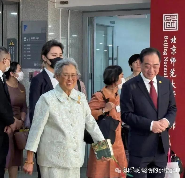 泰国公主诗琳通访华后首露面,与哥哥泰王热聊不止,原是女皇,却只能退居做公主,如何甘心? - 知乎