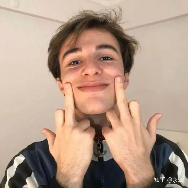 有没有笑的男头像不是快乐的类似苦笑啊邪笑啊或者是嘲笑之类的