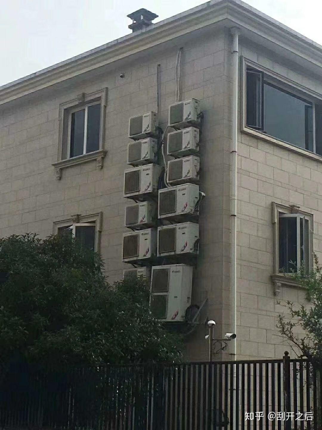 别墅装中央空调上层的管道是从下层的楼板穿上去的还是从室外穿的?