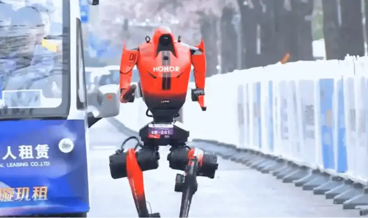 2026人形机器人半程马拉松赛，荣耀「闪电」机器人夺冠超越人类纪录，各队技术水平有哪些提升？