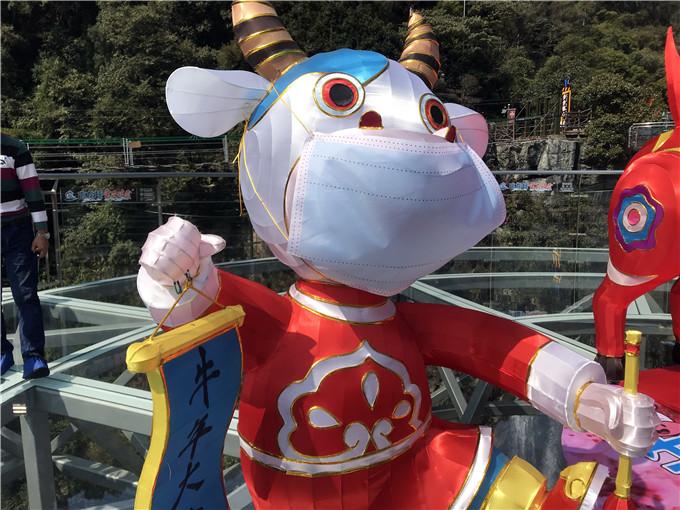 广东景区给牛戴上口罩提醒游客春节出游要注意防护
