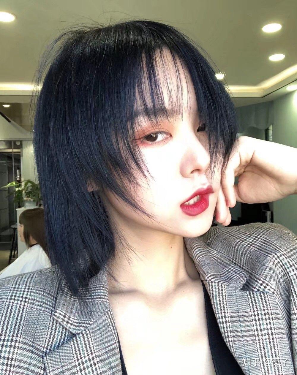 皮肤不算白的女生染什么颜色的头发好看适合夏天的