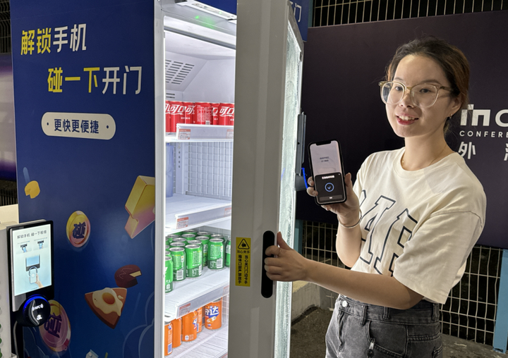 友宝碰一下自动售货机亮相外滩大会:碰一下就开门 - 知乎