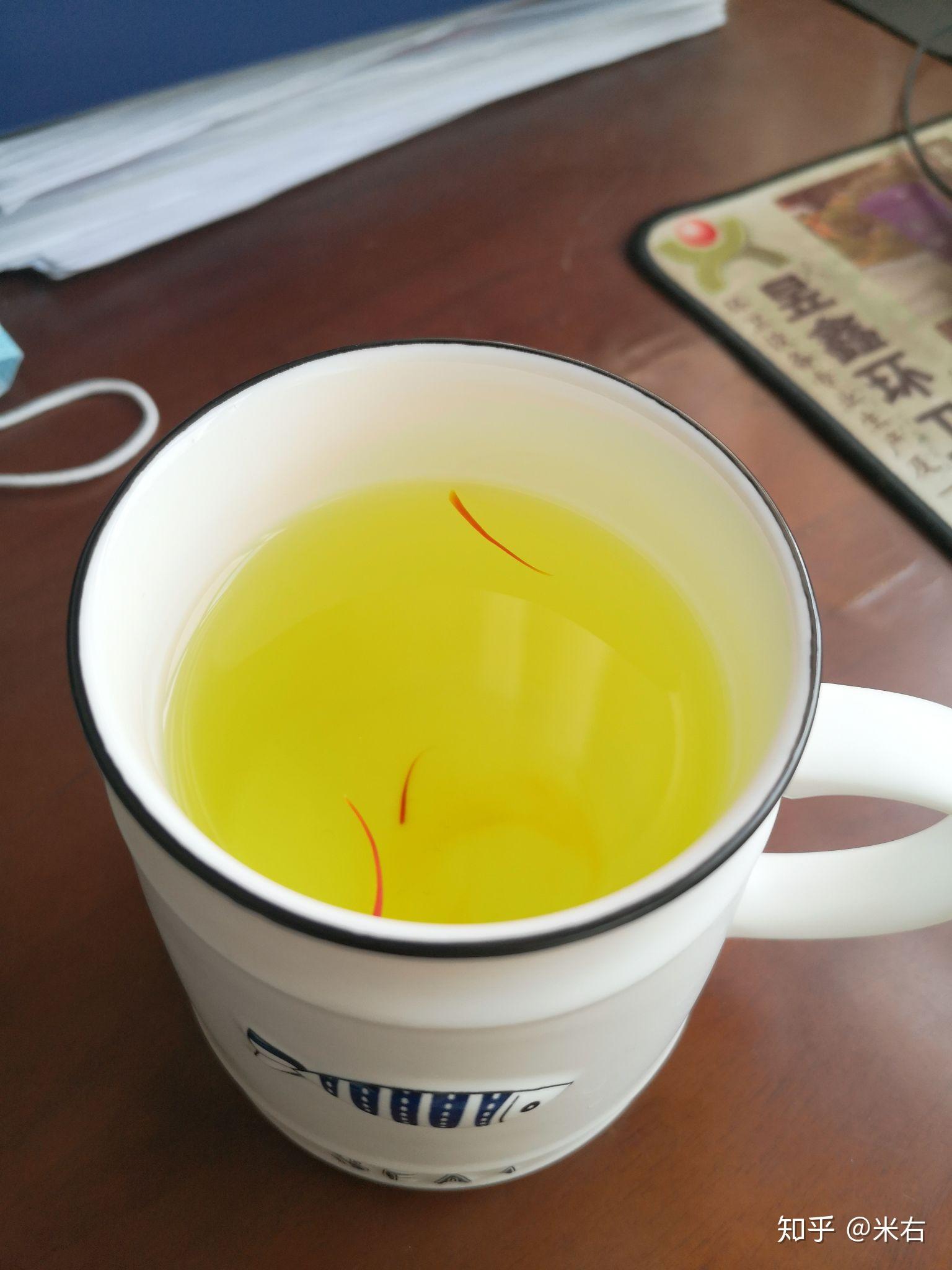 藏红花泡水的颜色是什么样的我这个泡水出来的颜色怎么样