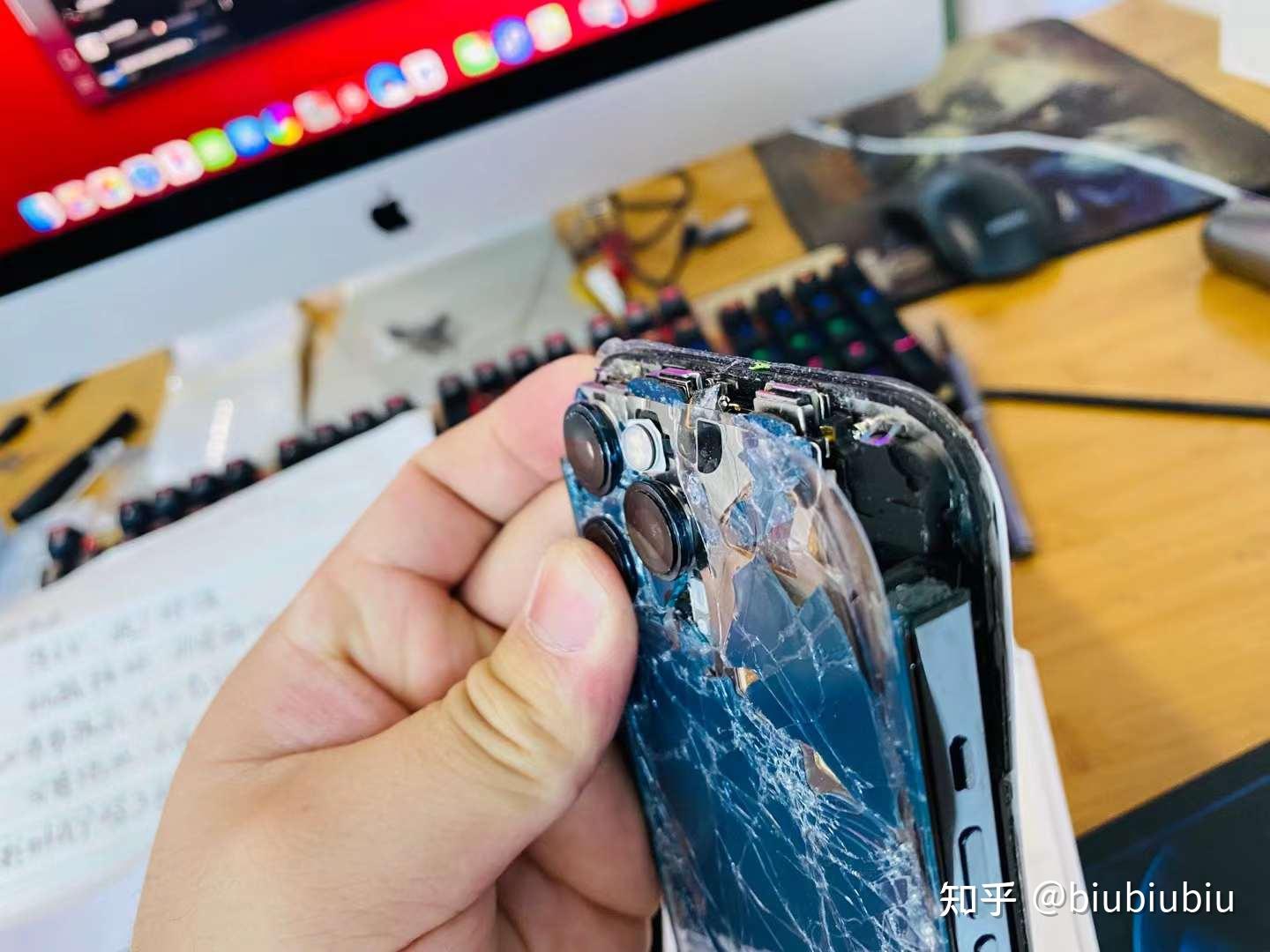 iphone12 前后面板摄像头都被压碎了,官方维修能修吗,还是重新买更好?