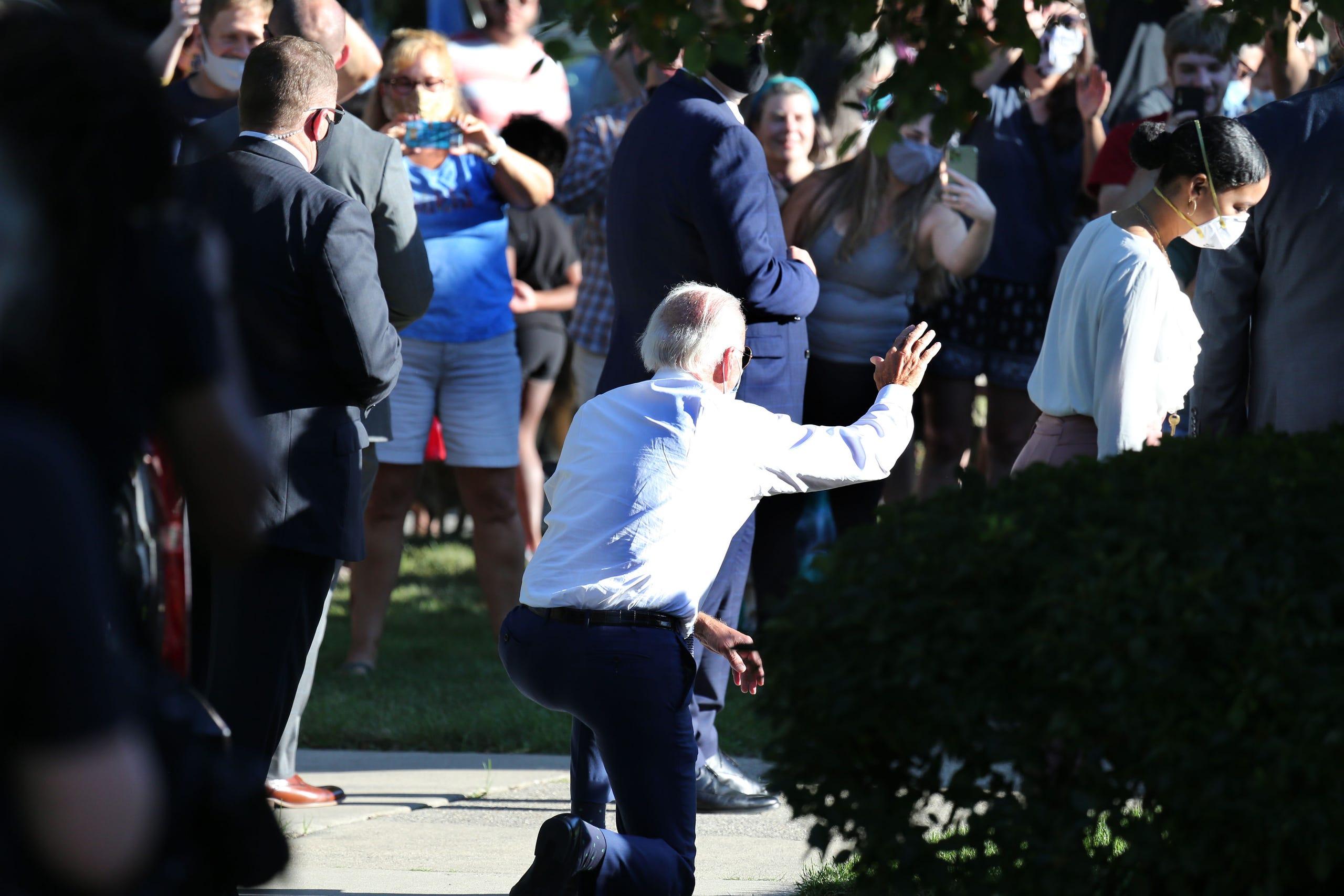 为什么拜登合影时突然单膝下跪洛杉矶道奇队有那么尊贵吗