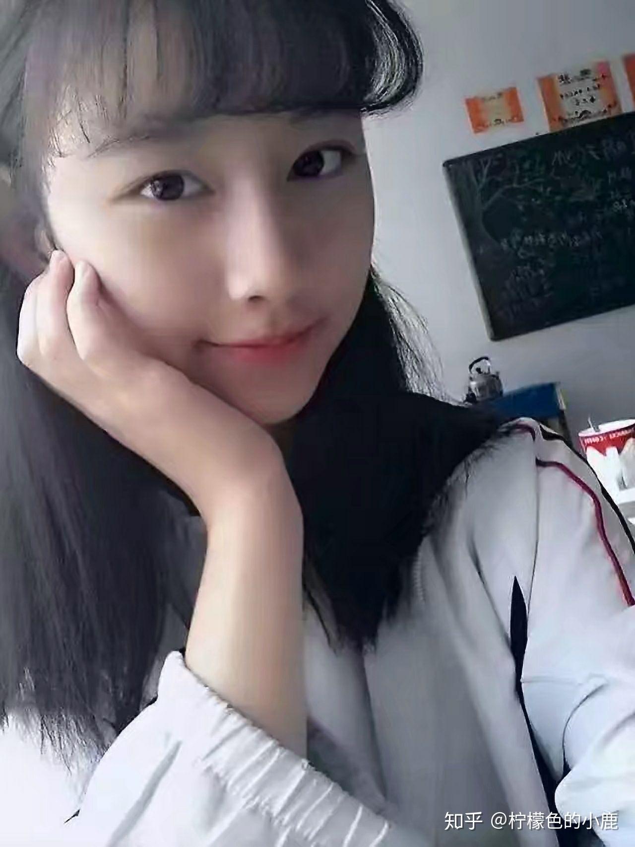 高中时素颜就好看的女生长大化妆后岂不是逆天吗?