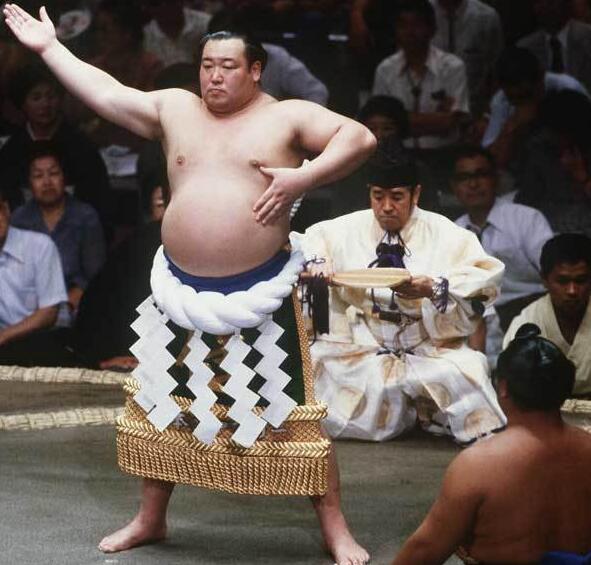 以体格高大闻名入门,被誉为“大力水手”,千代之富士的克星 - 知乎