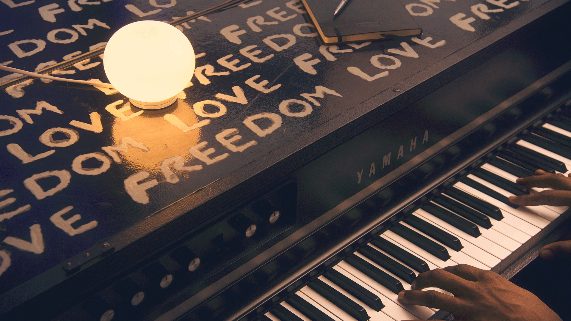 有没有弹钢琴的壁纸呐