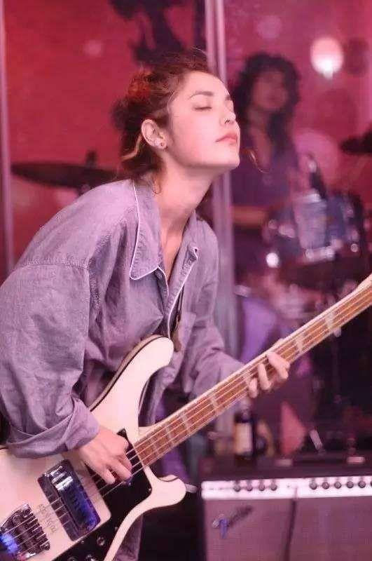 这个图片上的女贝斯手是谁