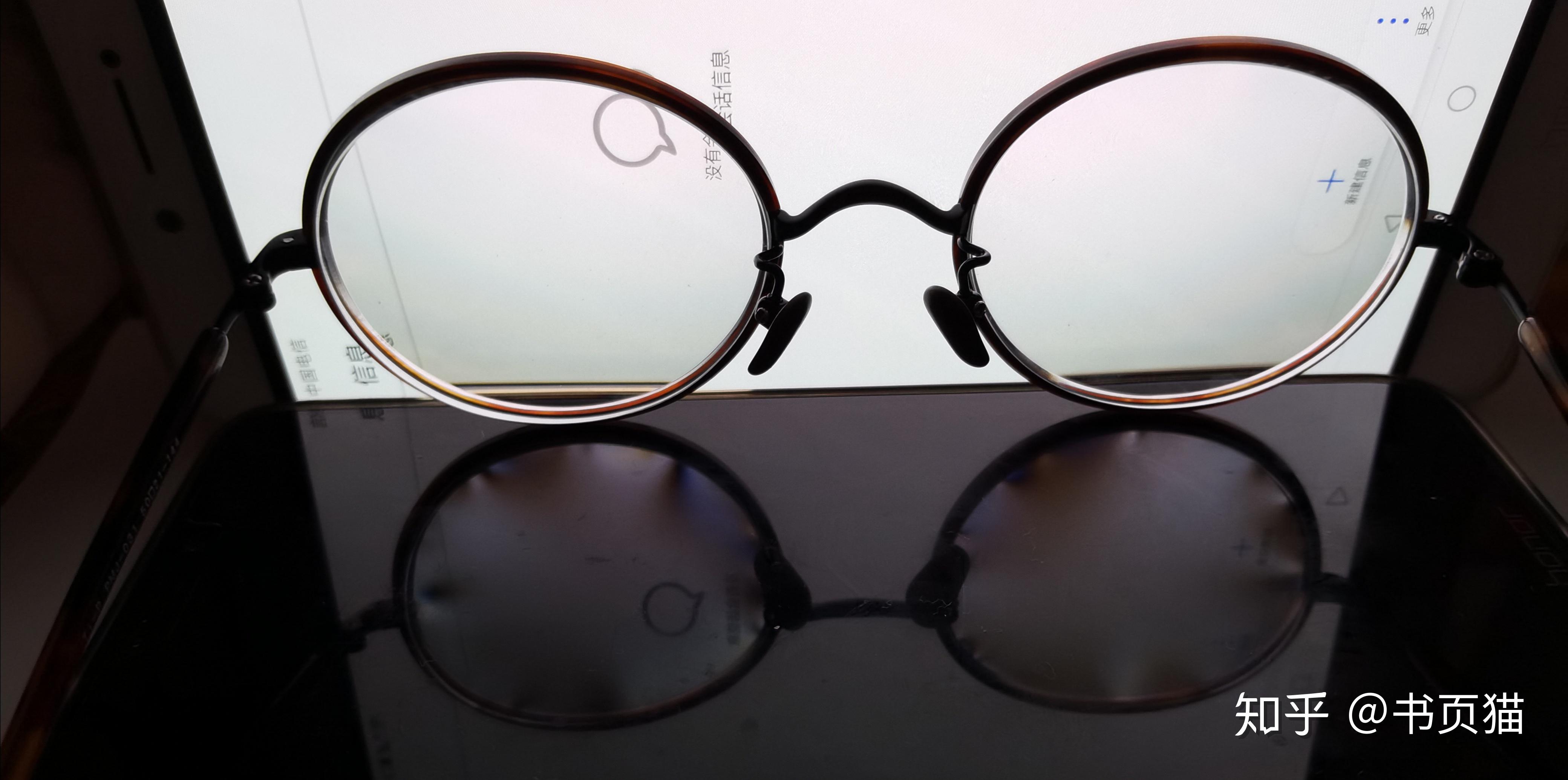 碧碧及亚的蓝洁uv镜片在灯管下镜片中有水波纹请帮助