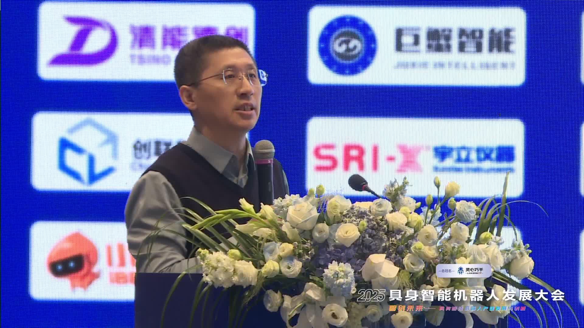 清华大学赵明国教授：像人一样踢足球——人形机器人的腿足上的具身智能 - 知乎