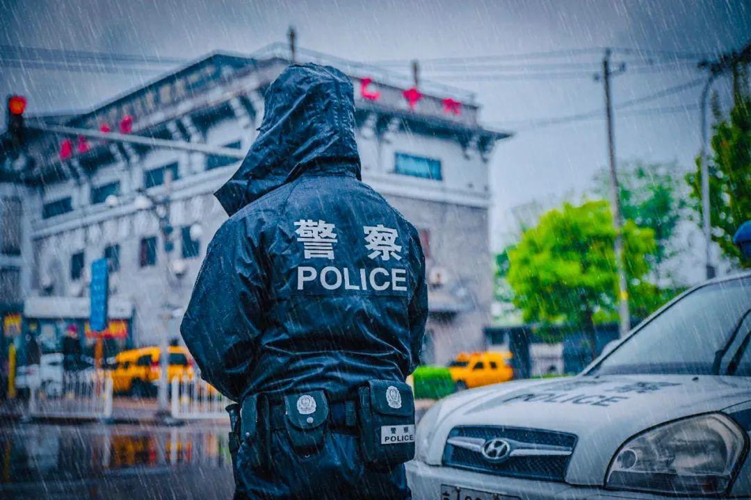 各位有没有好看的警察壁纸