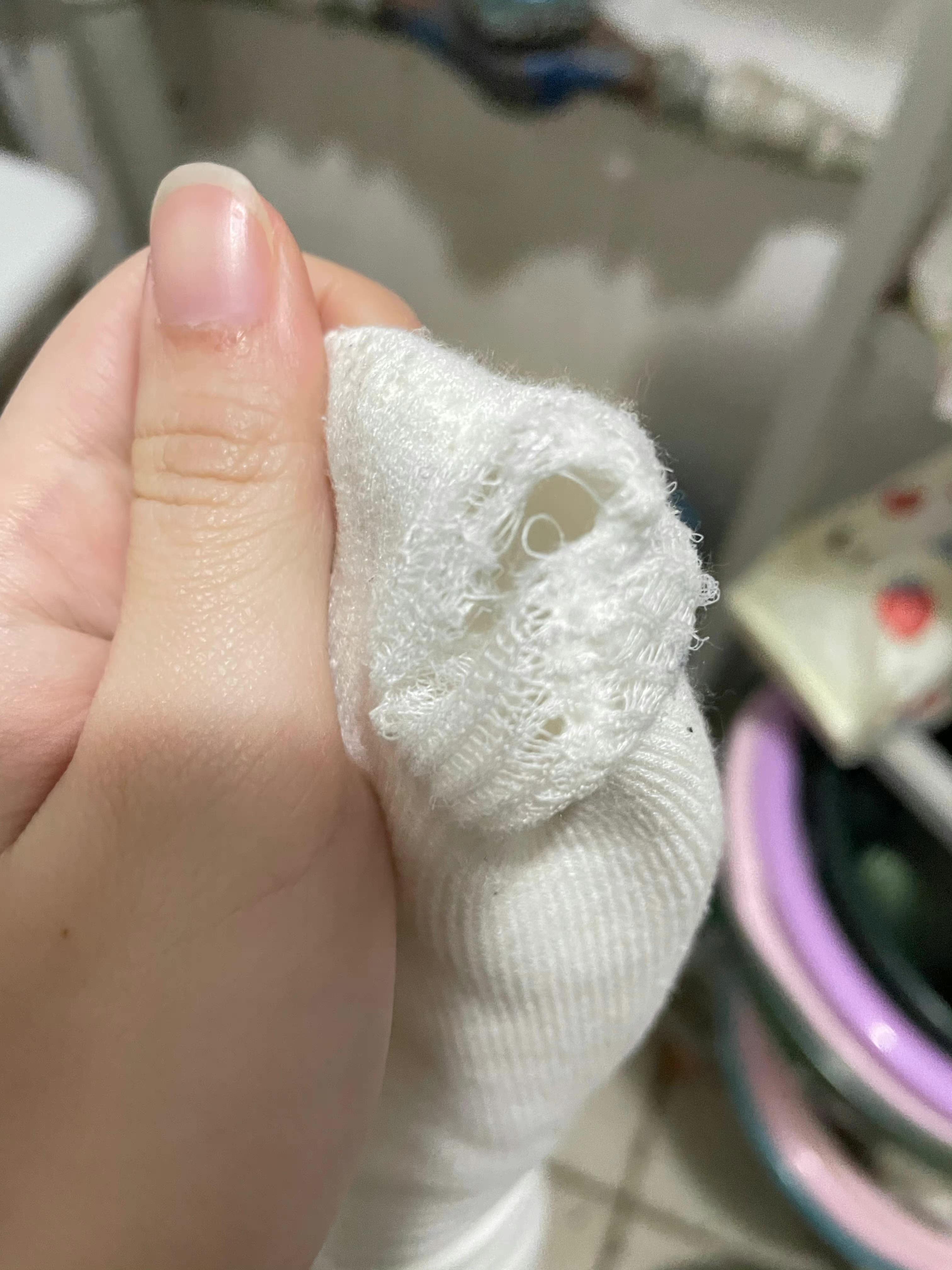 冬天的袜子穿破一个洞,大家是直接丢掉呢?还是补一补继续穿?