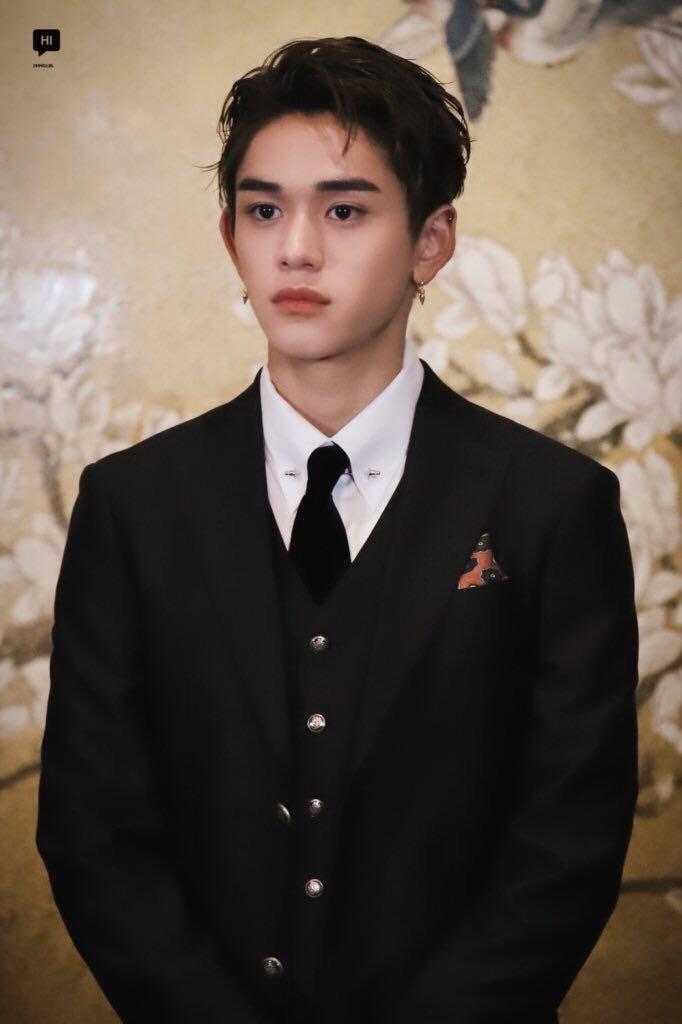 如何评价lucas黄旭熙的外形条件