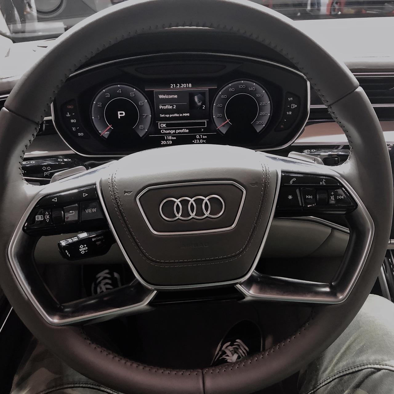 是不是只有我觉得新款奥迪a8方向盘丑到爆