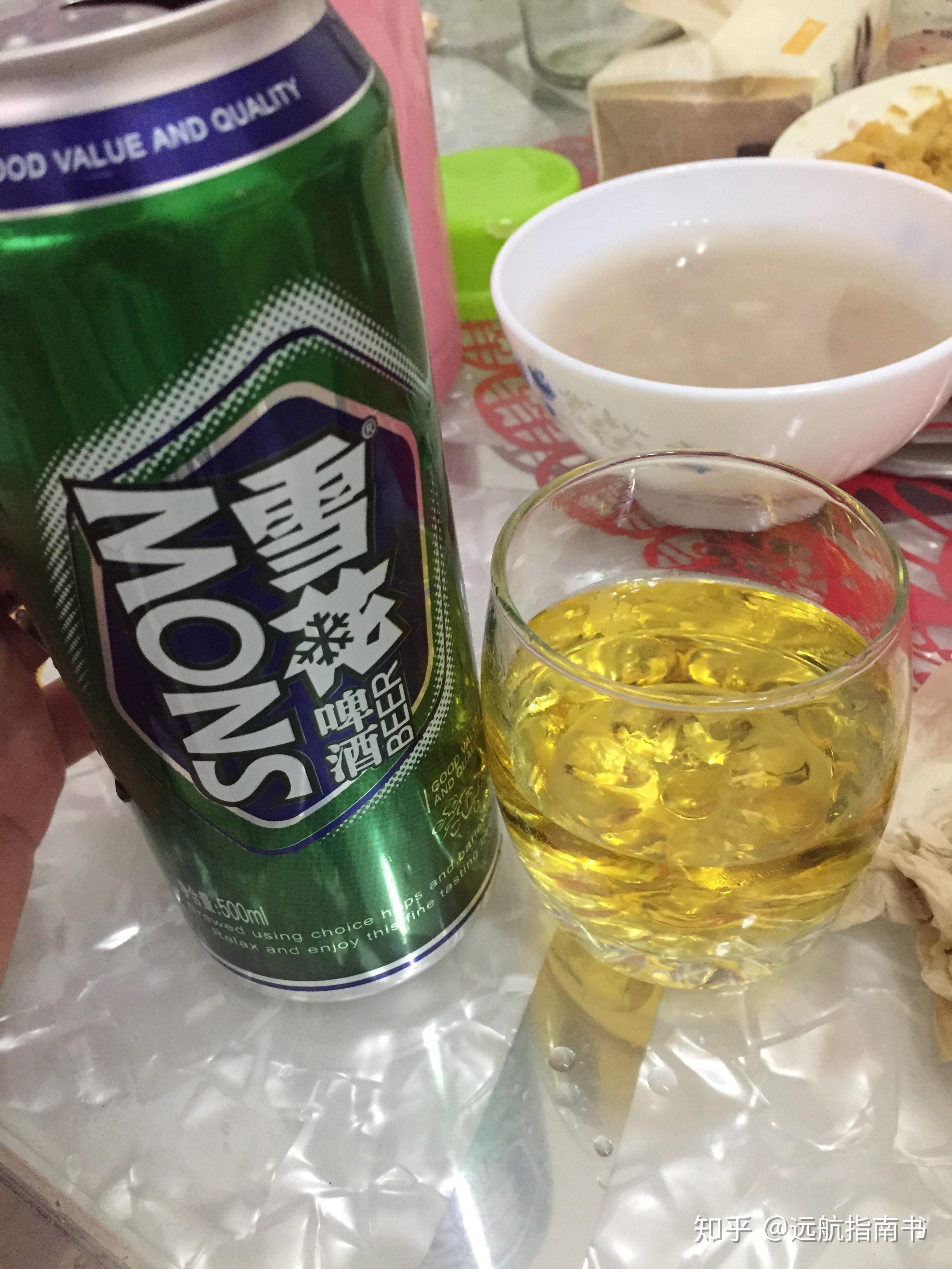 桌上雪花啤酒真实照片图片