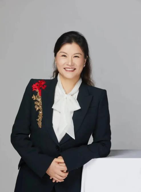 玻璃上的追光者：周群飞从打工妹到中国女首富的破茧之路 - 知乎