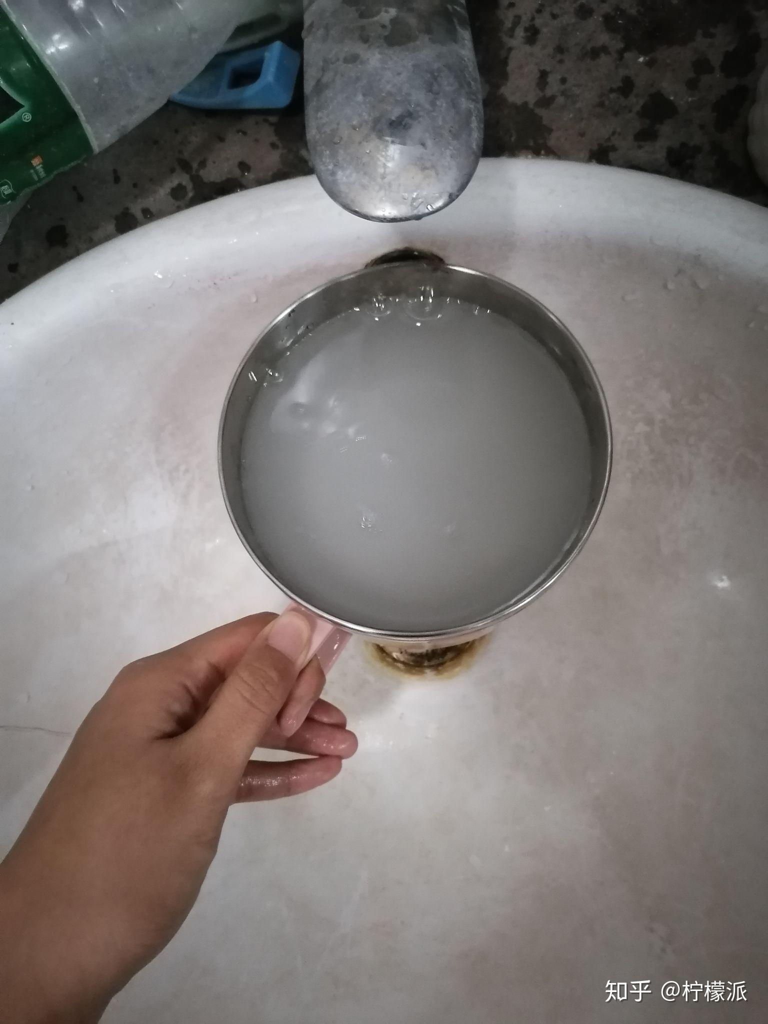 停水后自来水管放出来的水有白色浑浊静置十秒左右变澄清是为什么