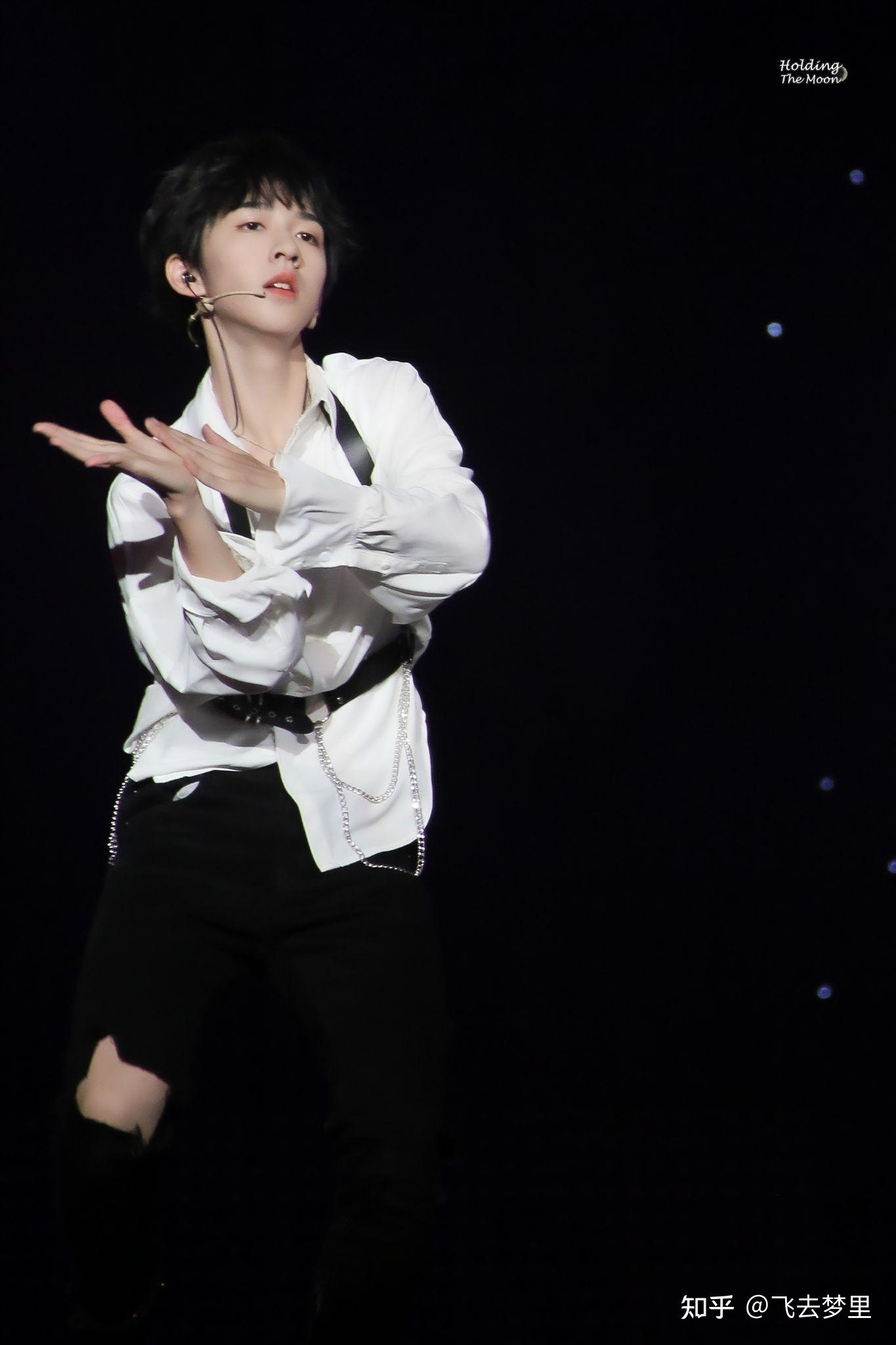 提问:贺峻霖为什么叫做精灵舞担?他的舞蹈实力如何?