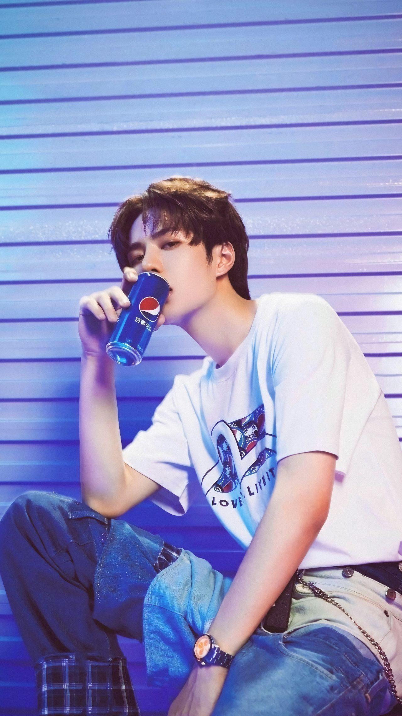 谁有谁有王一博那个喝可乐的蓝色头像啊啊啊我之前删掉了呜呜呜