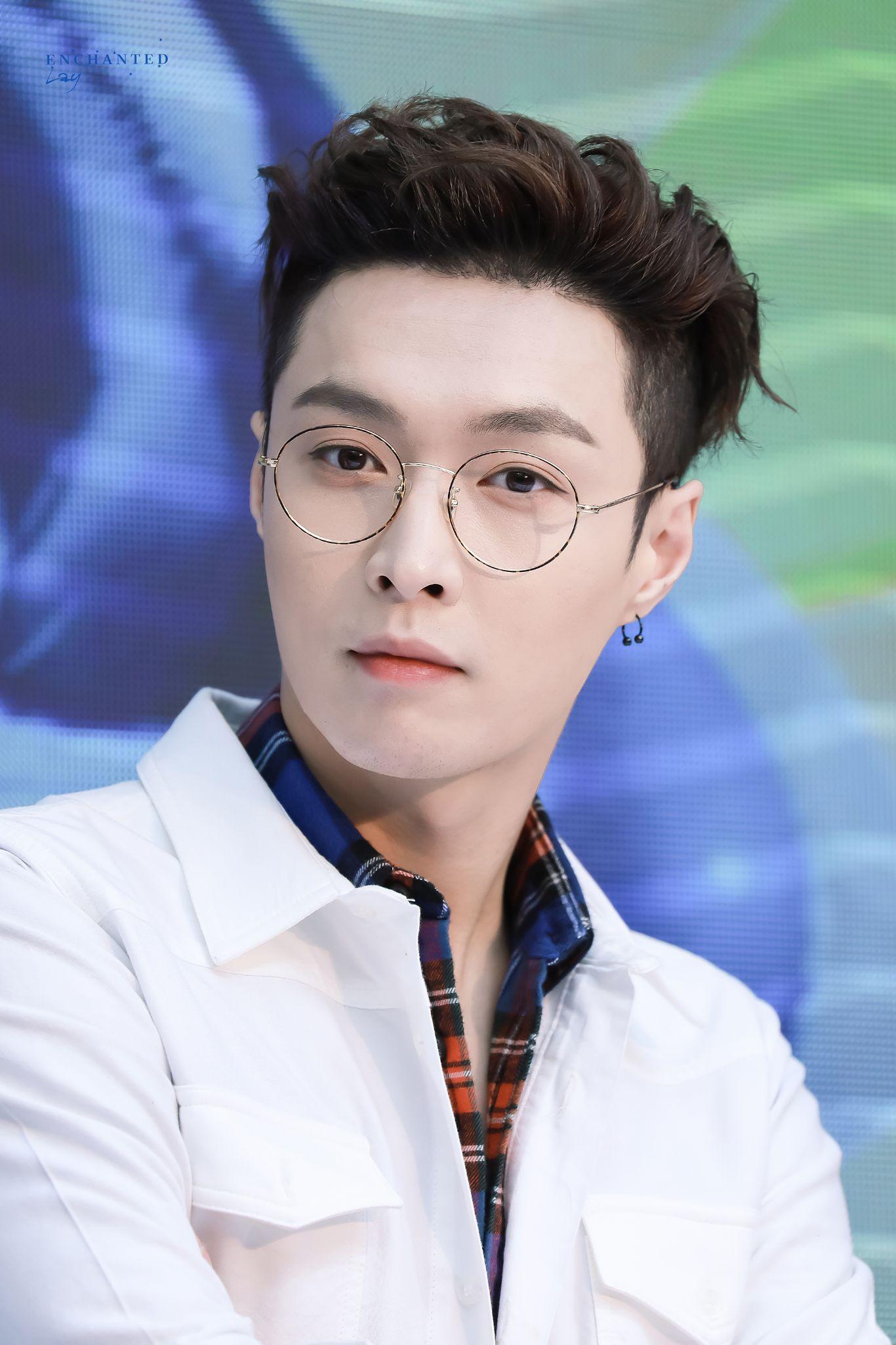 有没有张艺兴的图片笑得很开心尤其是对着镜头笑的那种