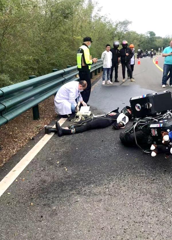 摩托车女骑手弯道对撞身亡:事故认定出来前,请别拿旧账追责