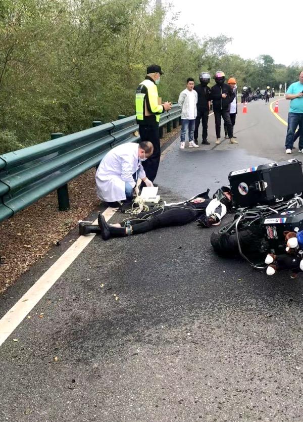 摩托车女骑手弯道对撞身亡:事故认定出来前,请别拿"旧账"追责