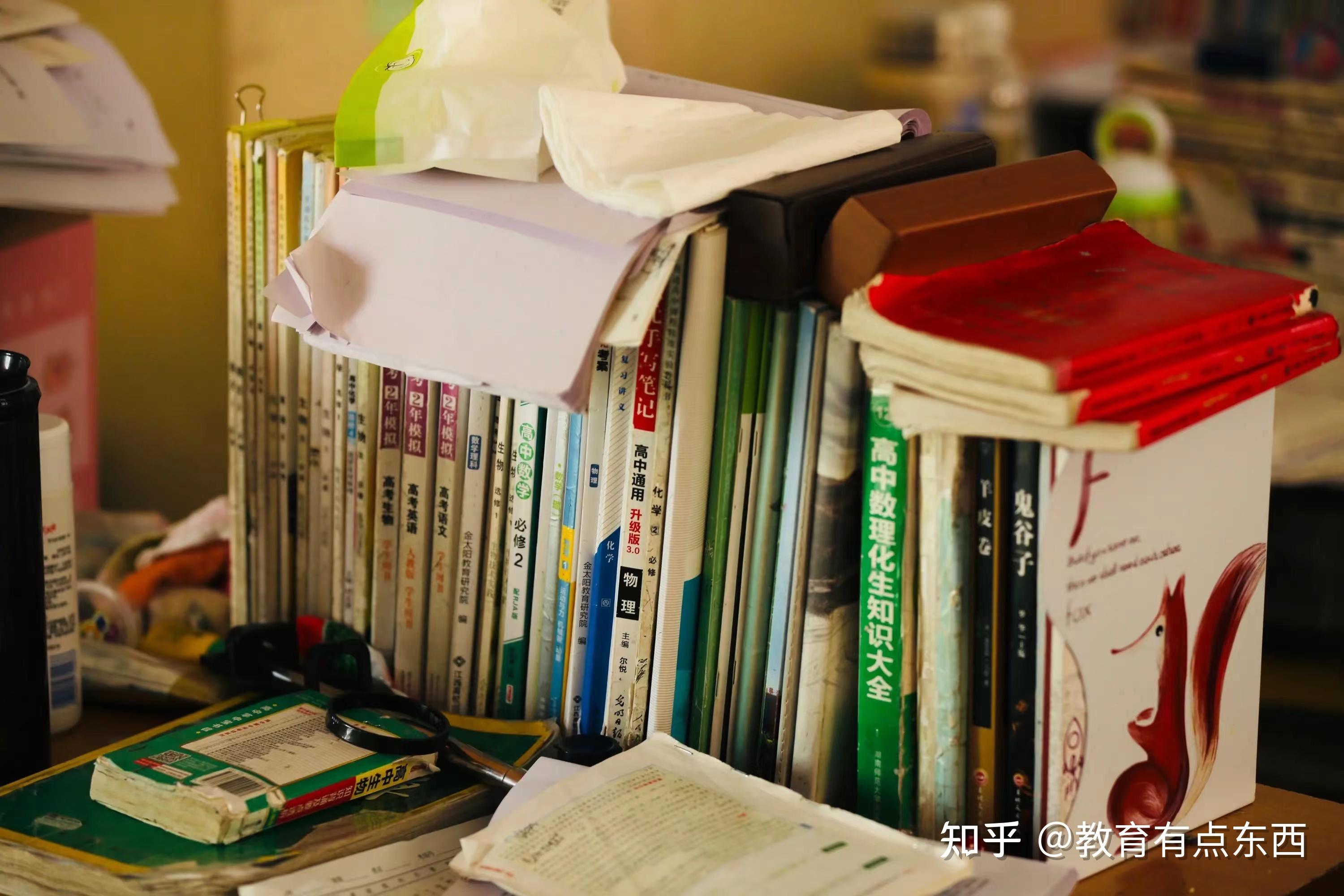 为什么高中生要把书放到桌子上?