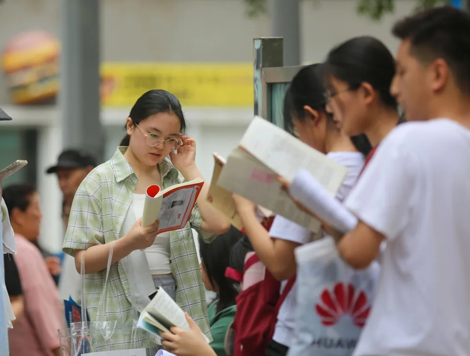 描叙下你能想到的在大学校园里最愉快的生活是怎样的？