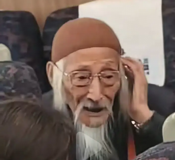 网友高铁偶遇自称114岁老人，能熟练使用智能手机，年龄真实性如何？横跨民国到AI时代的人生会是怎样的？